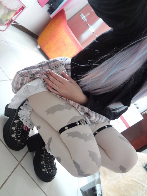 海外 男の娘 太もも