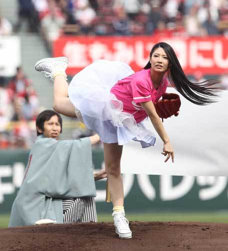 始球式のパンチラ