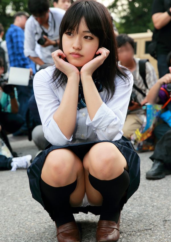 しゃがみパンチラ