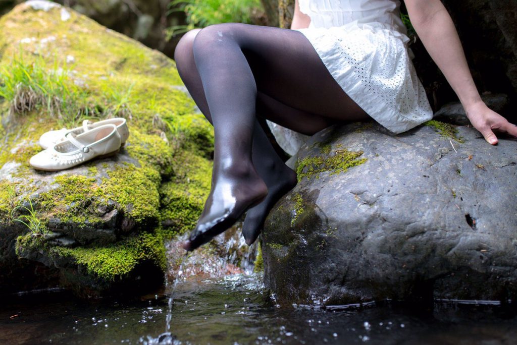 濡れ黒ストッキング