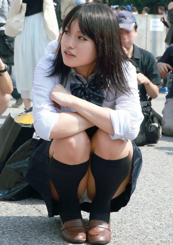 しゃがみパンチラ 画像