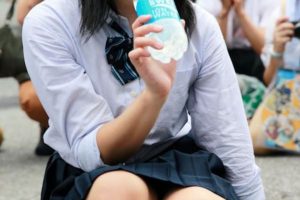 かざり しゃがみパンチラ 画像