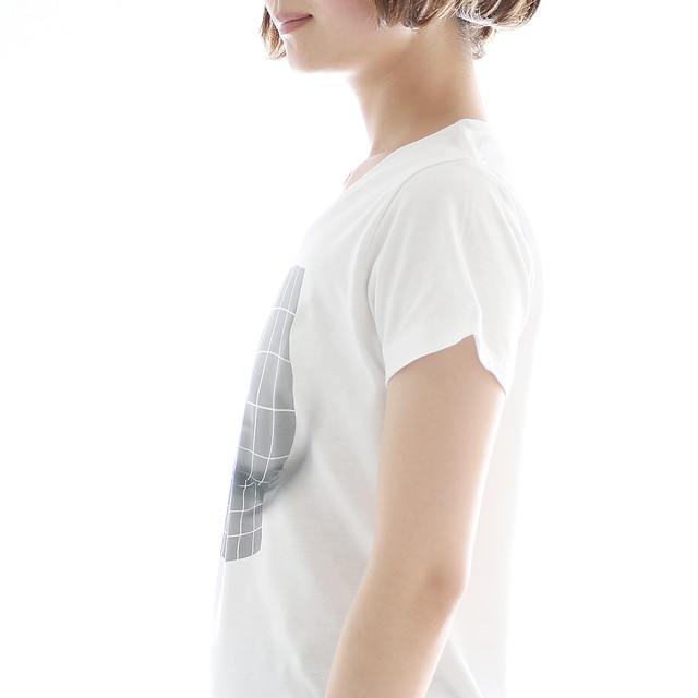 胸を大きく見せるTシャツ