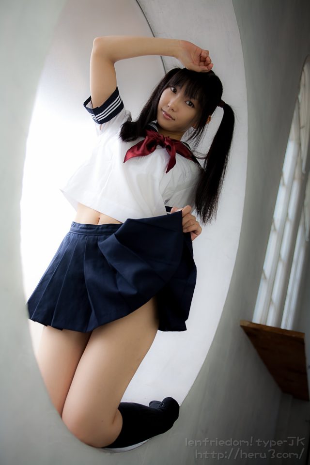 lenfried 純白パンツのパンチラがエロい セーラー服のコスプレ画像