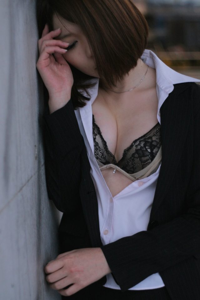 日暮りん ビリビリに破かれたストッキングがエロい OLのコスプレ画像