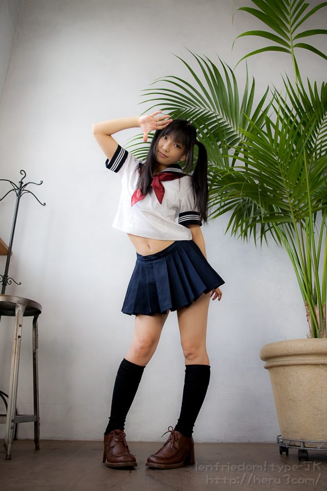 lenfried 純白パンツのパンチラがエロい セーラー服のコスプレ画像