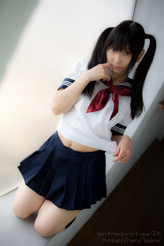 lenfried 純白パンツのパンチラがエロい セーラー服のコスプレ画像