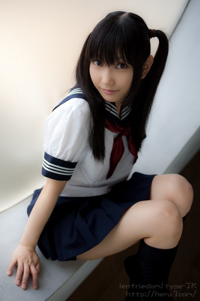 lenfried 純白パンツのパンチラがエロい セーラー服のコスプレ画像
