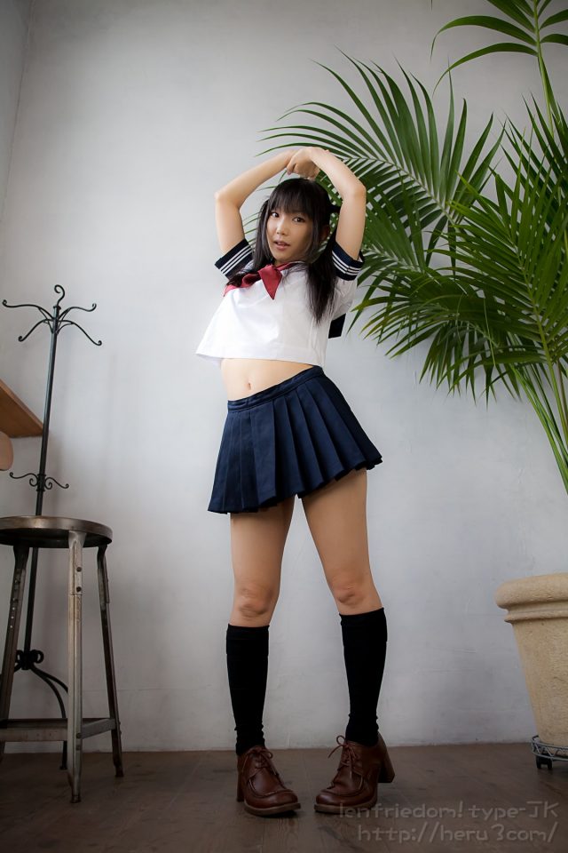 lenfried 純白パンツのパンチラがエロい セーラー服のコスプレ画像
