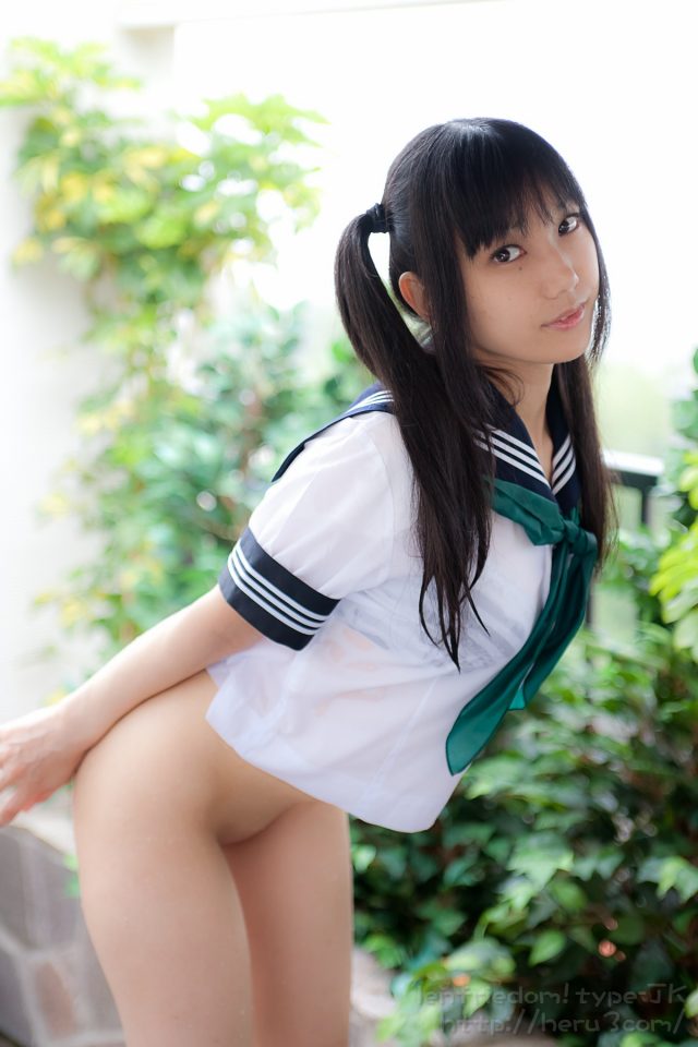 lenfried 純白パンツのパンチラがエロい セーラー服のコスプレ画像