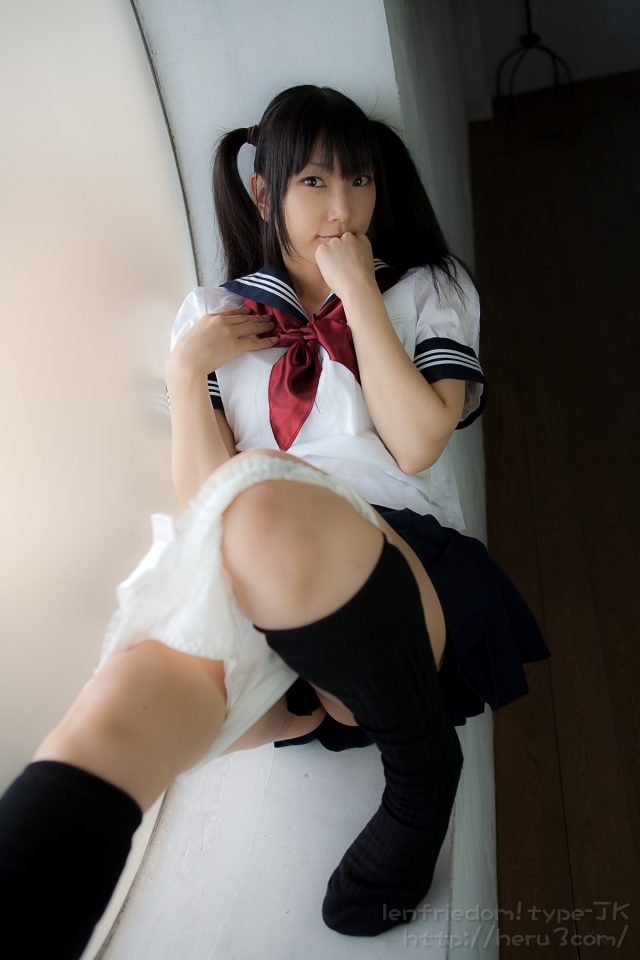 lenfried 純白パンツのパンチラがエロい セーラー服のコスプレ画像