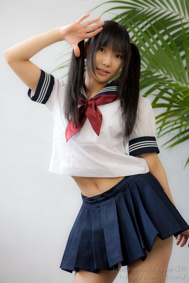 lenfried 純白パンツのパンチラがエロい セーラー服のコスプレ画像