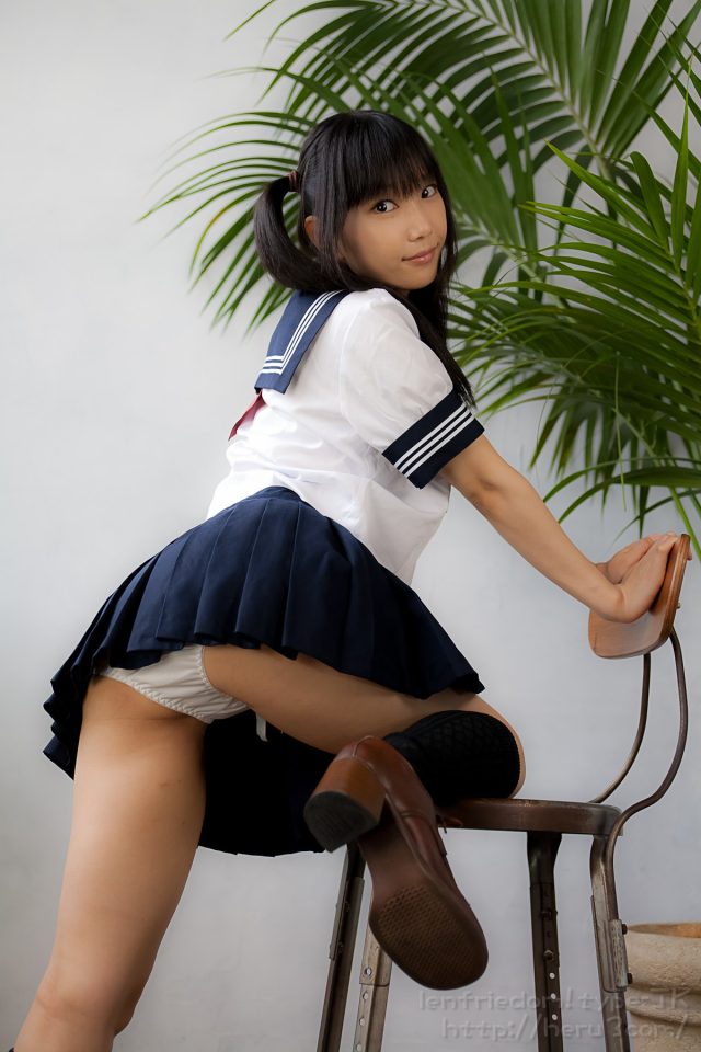 lenfried 純白パンツのパンチラがエロい セーラー服のコスプレ画像
