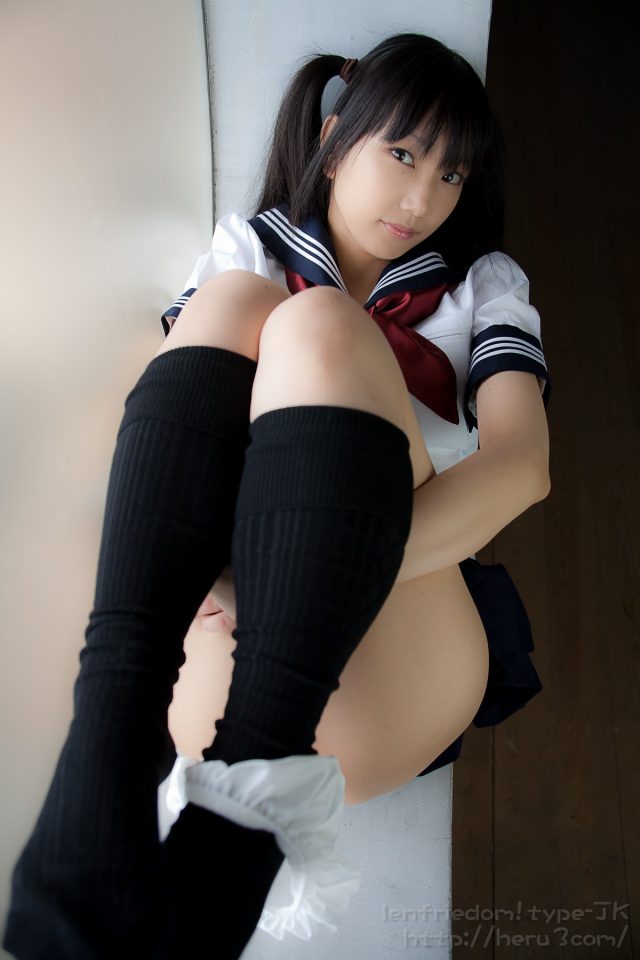 lenfried 純白パンツのパンチラがエロい セーラー服のコスプレ画像