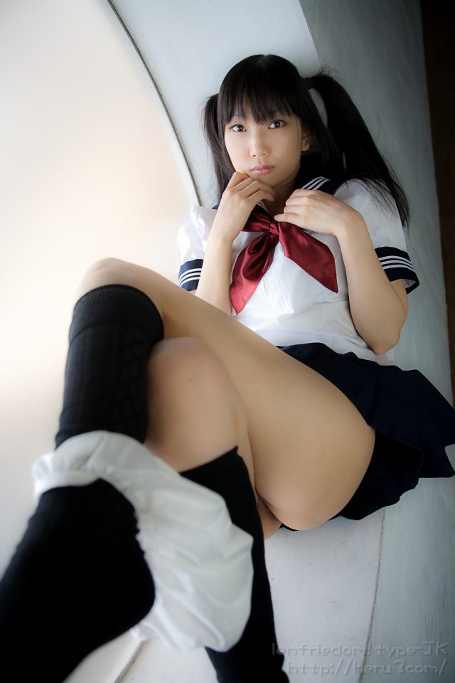 lenfried 純白パンツのパンチラがエロい セーラー服のコスプレ画像