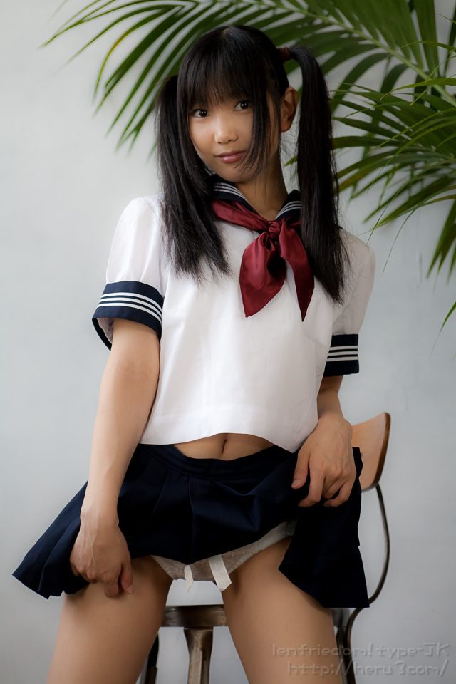 lenfried 純白パンツのパンチラがエロい セーラー服のコスプレ画像