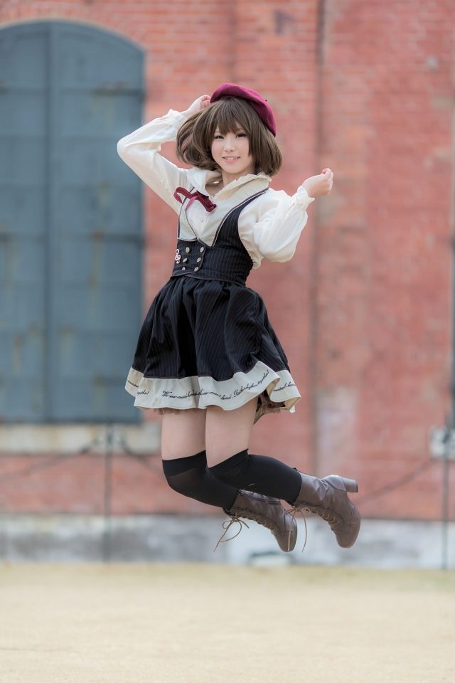 えなこ ムチムチな太ももにパンチラしそうなミニスカがエロい 私服コスプレ画像