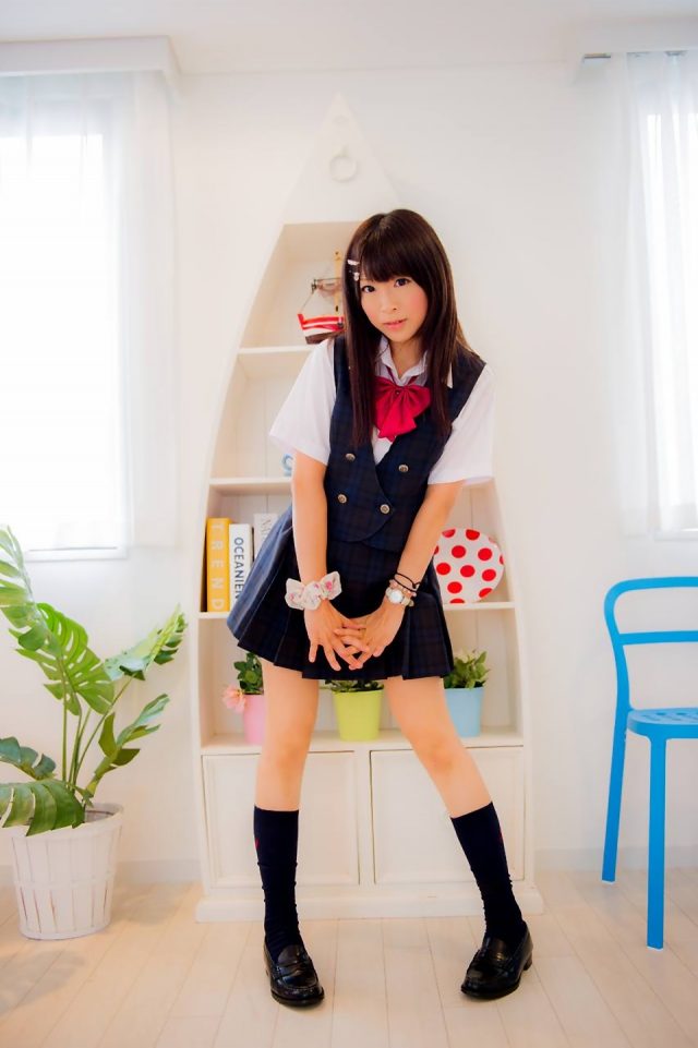 コスプレイヤー真白ゆき パンツが見えそうなミニスカのJK制服コスプレ画像