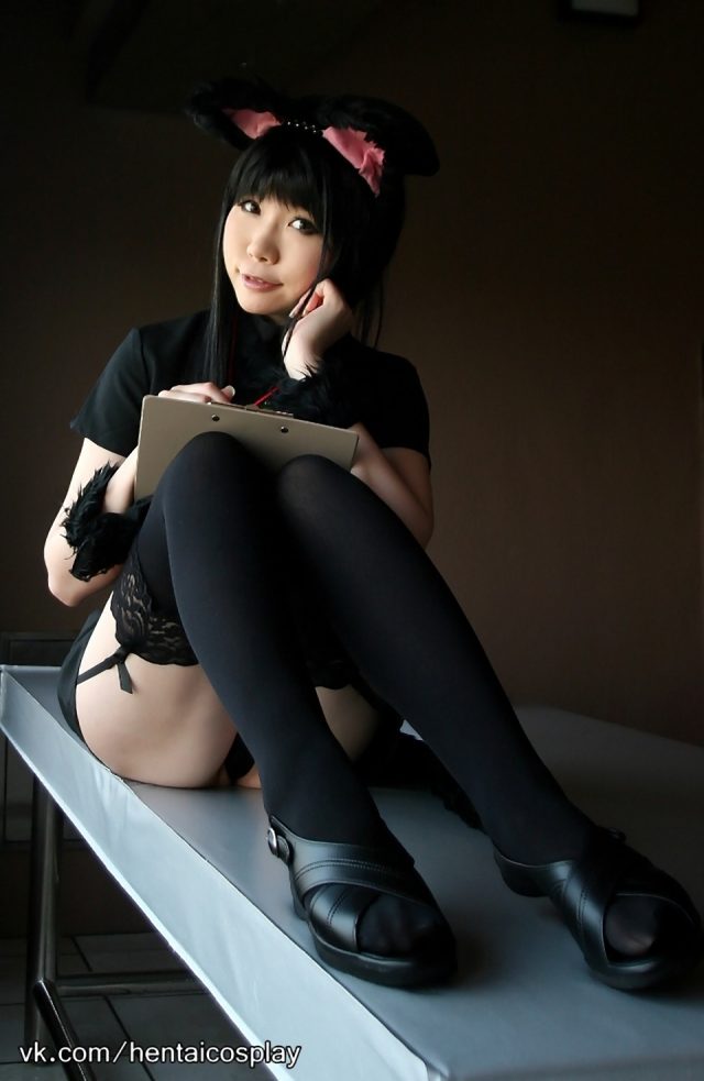 日暮りん マンコとアナルにエッチな注射をする姿がエロい 猫耳ナースのコスプレ画像