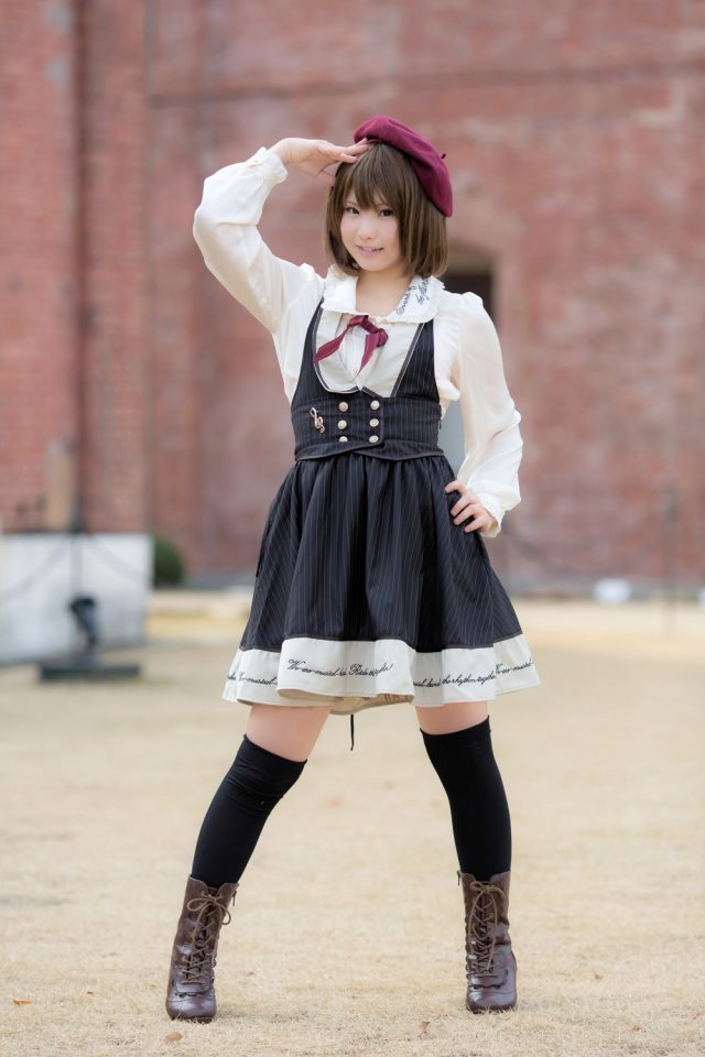 えなこ ムチムチな太ももにパンチラしそうなミニスカがエロい 私服コスプレ画像