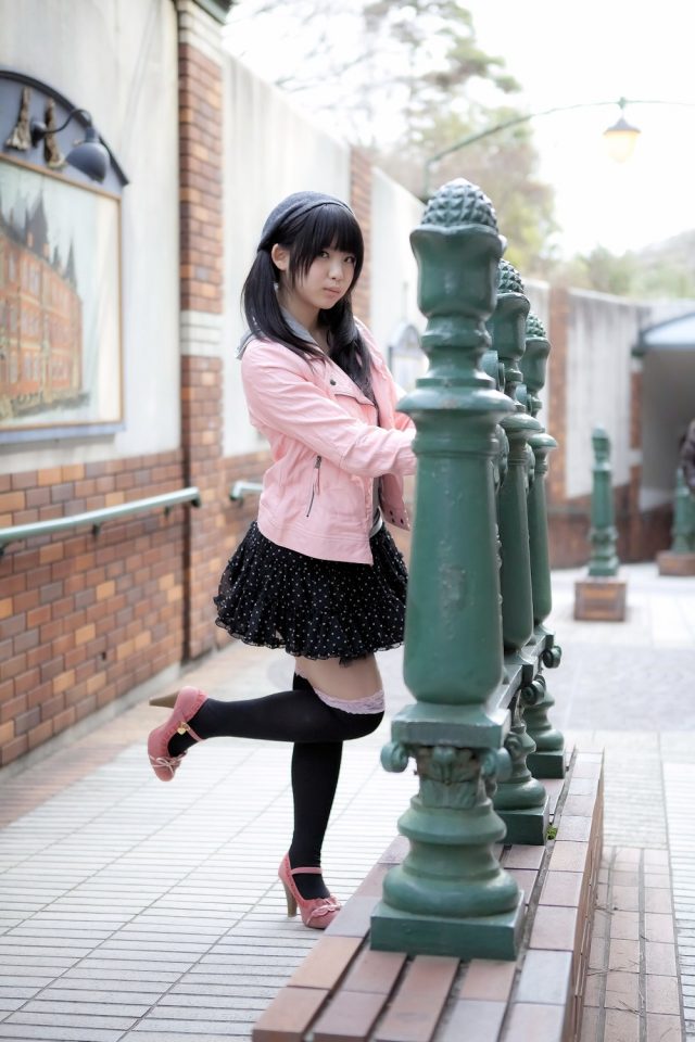 えなこ ムチムチな太ももにパンチラしそうなミニスカがエロい 私服コスプレ画像