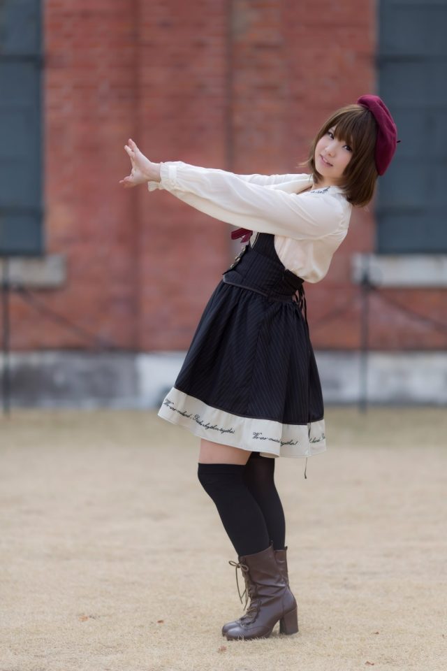 えなこ ムチムチな太ももにパンチラしそうなミニスカがエロい 私服コスプレ画像