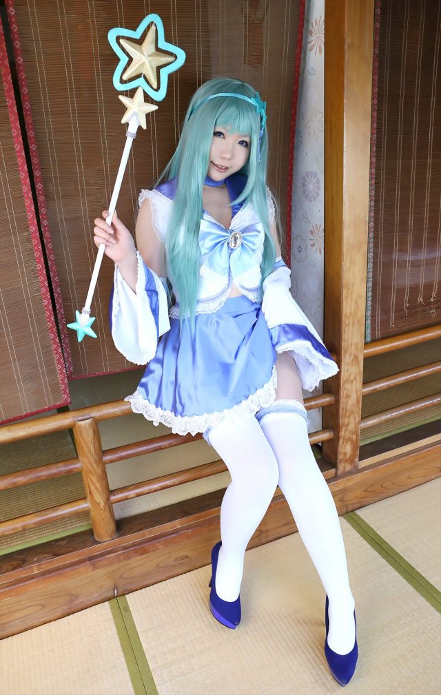 日暮りん Tバックが食い込んだ尻がエロい 『東方project』 東風谷早苗のコスプレ画像