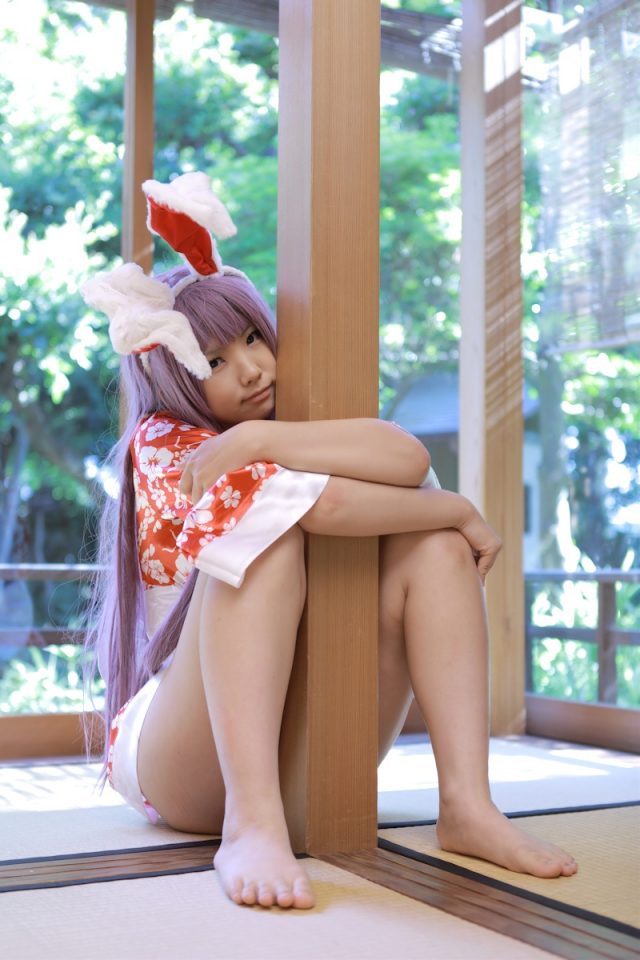 えなこ 丸出しの太ももがエロい 『東方project」 優曇華院のコスプレ画像