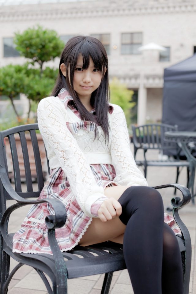 えなこ ムチムチな太ももにパンチラしそうなミニスカがエロい 私服コスプレ画像