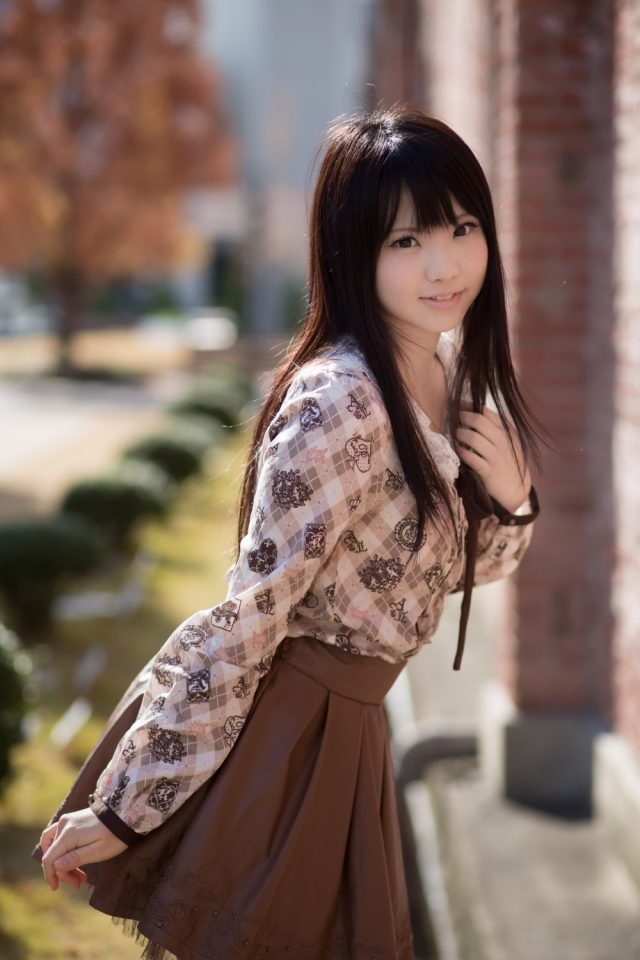 えなこ ムチムチな太ももにパンチラしそうなミニスカがエロい 私服コスプレ画像