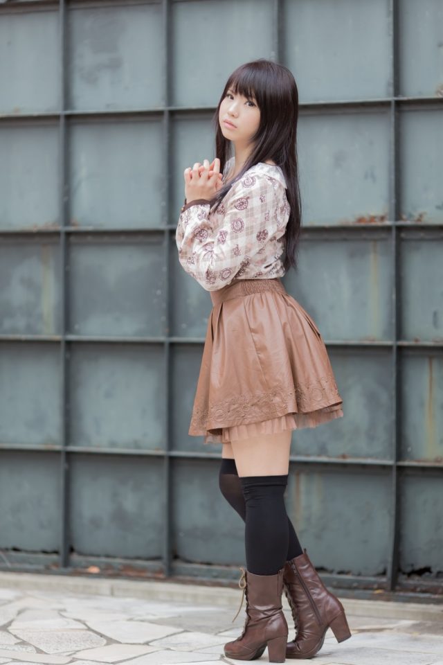 えなこ ムチムチな太ももにパンチラしそうなミニスカがエロい 私服コスプレ画像