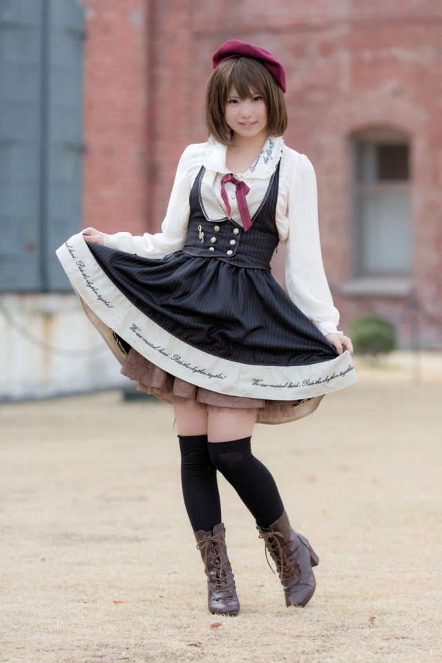 えなこ ムチムチな太ももにパンチラしそうなミニスカがエロい 私服コスプレ画像