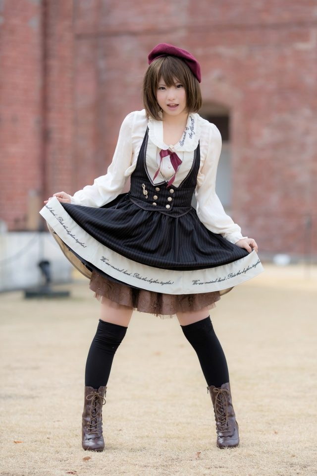 えなこ ムチムチな太ももにパンチラしそうなミニスカがエロい 私服コスプレ画像