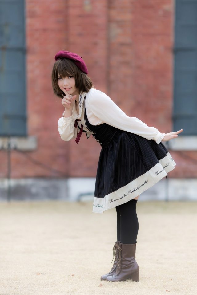 えなこ ムチムチな太ももにパンチラしそうなミニスカがエロい 私服コスプレ画像