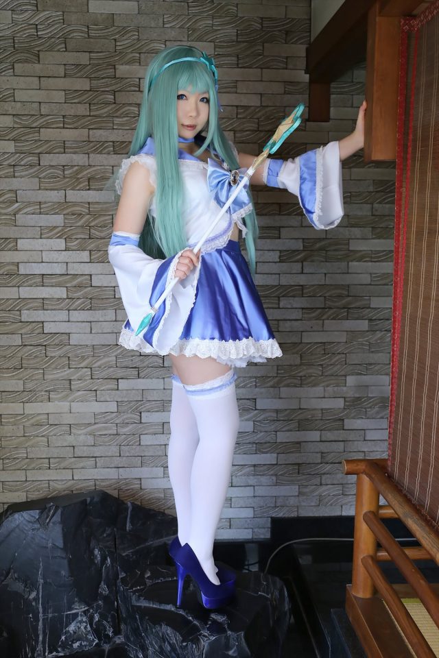 日暮りん Tバックが食い込んだ尻がエロい 『東方project』 東風谷早苗のコスプレ画像
