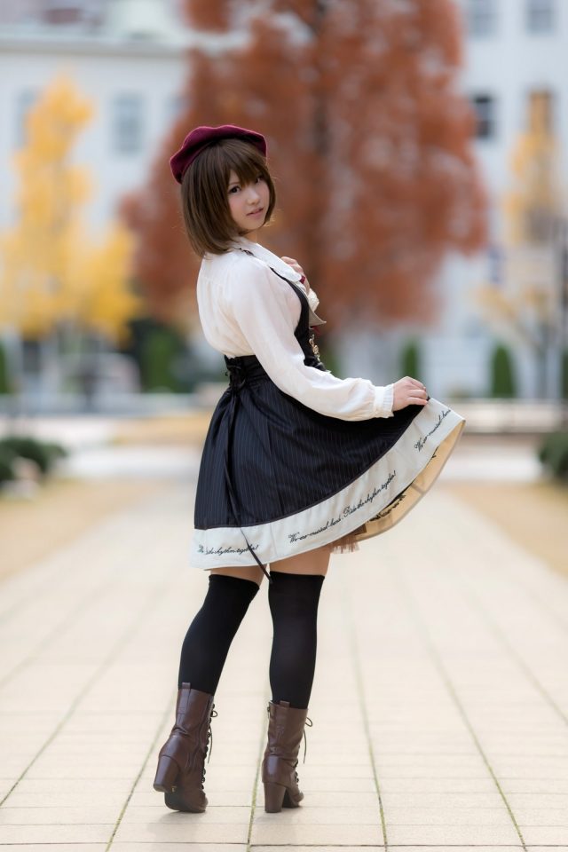 えなこ ムチムチな太ももにパンチラしそうなミニスカがエロい 私服コスプレ画像