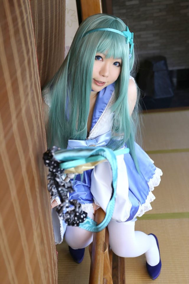 日暮りん Tバックが食い込んだ尻がエロい 『東方project』 東風谷早苗のコスプレ画像
