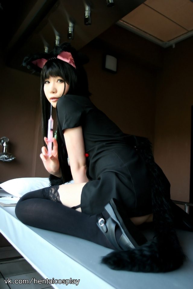 日暮りん マンコとアナルにエッチな注射をする姿がエロい 猫耳ナースのコスプレ画像