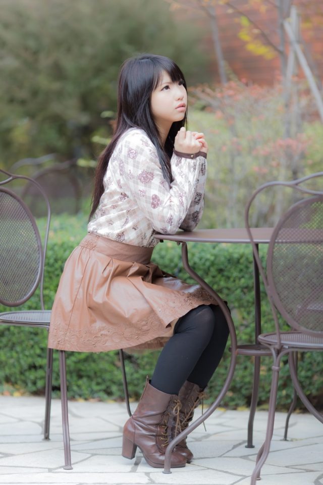 えなこ ムチムチな太ももにパンチラしそうなミニスカがエロい 私服コスプレ画像