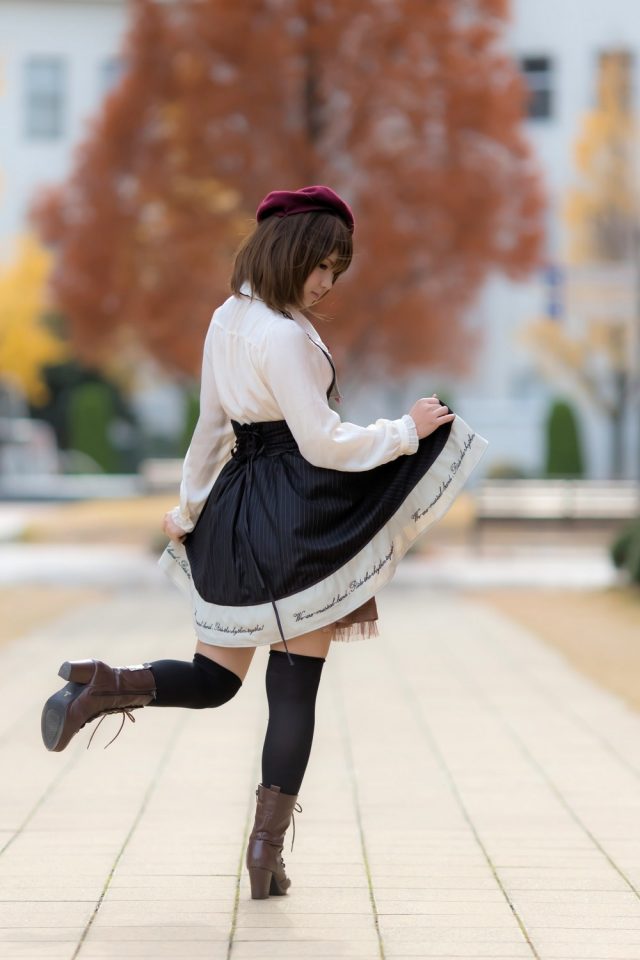 えなこ ムチムチな太ももにパンチラしそうなミニスカがエロい 私服コスプレ画像