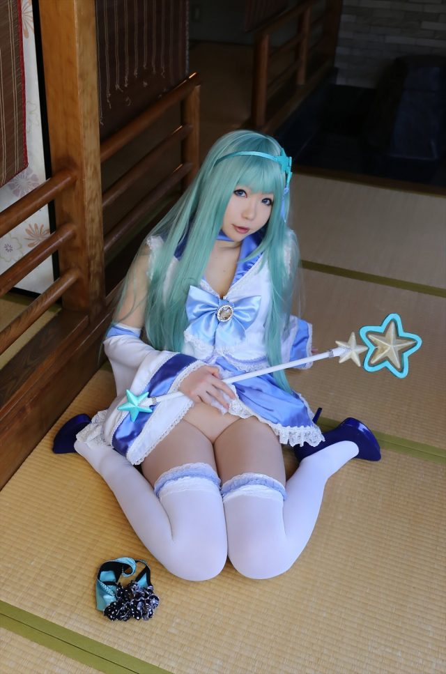 日暮りん Tバックが食い込んだ尻がエロい 『東方project』 東風谷早苗のコスプレ画像