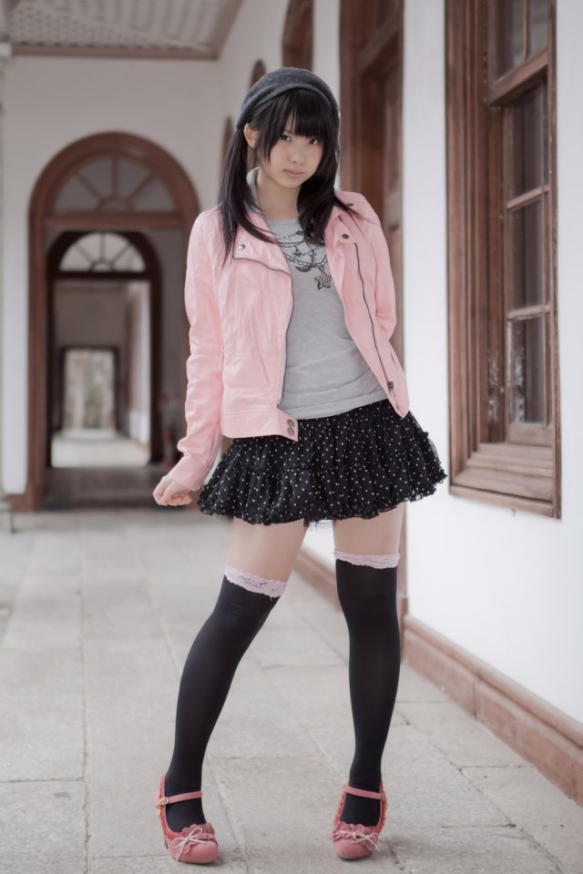 えなこ ムチムチな太ももにパンチラしそうなミニスカがエロい 私服コスプレ画像