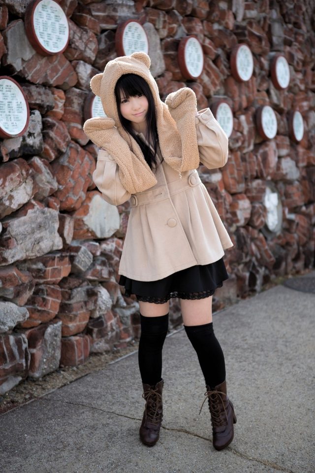 えなこ ムチムチな太ももにパンチラしそうなミニスカがエロい 私服コスプレ画像