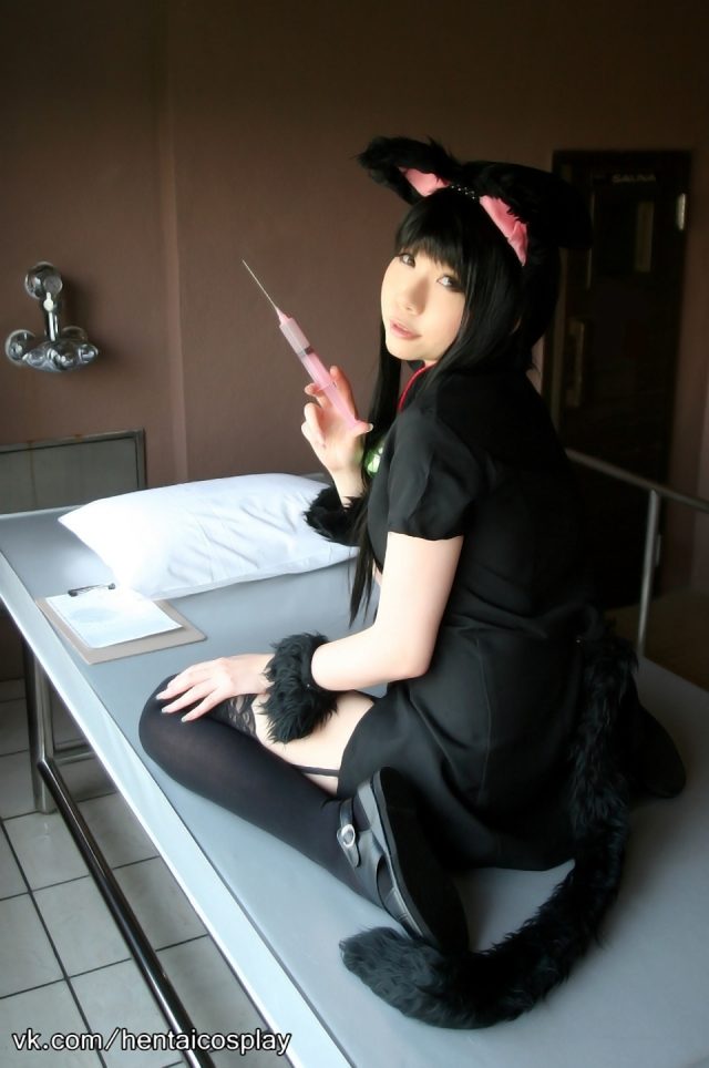 日暮りん マンコとアナルにエッチな注射をする姿がエロい 猫耳ナースのコスプレ画像