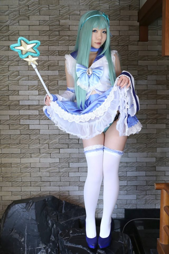 日暮りん Tバックが食い込んだ尻がエロい 『東方project』 東風谷早苗のコスプレ画像
