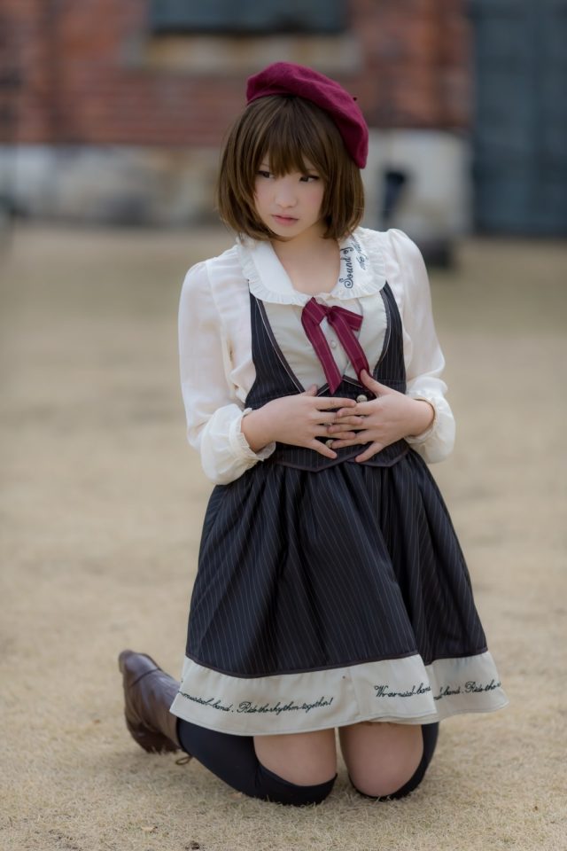 えなこ ムチムチな太ももにパンチラしそうなミニスカがエロい 私服コスプレ画像