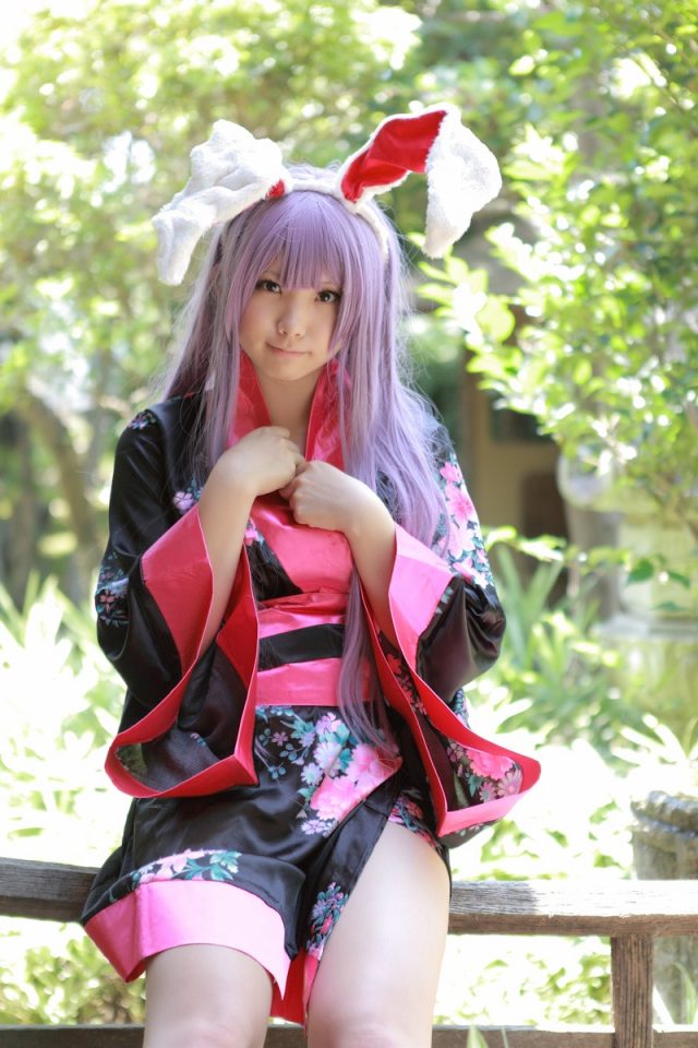 えなこ 丸出しの太ももがエロい 『東方project」 優曇華院のコスプレ画像