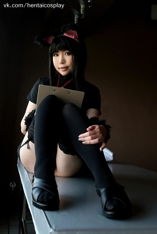 日暮りん マンコとアナルにエッチな注射をする姿がエロい 猫耳ナースのコスプレ画像