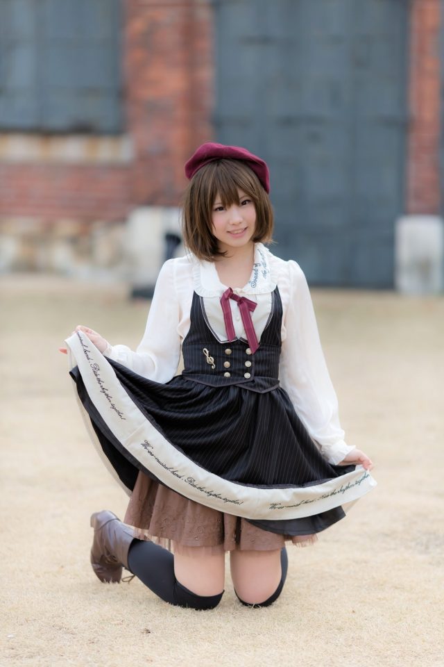 えなこ ムチムチな太ももにパンチラしそうなミニスカがエロい 私服コスプレ画像