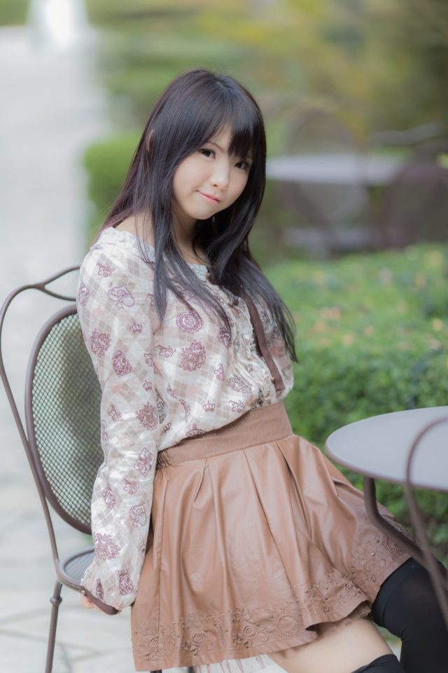 えなこ ムチムチな太ももにパンチラしそうなミニスカがエロい 私服コスプレ画像